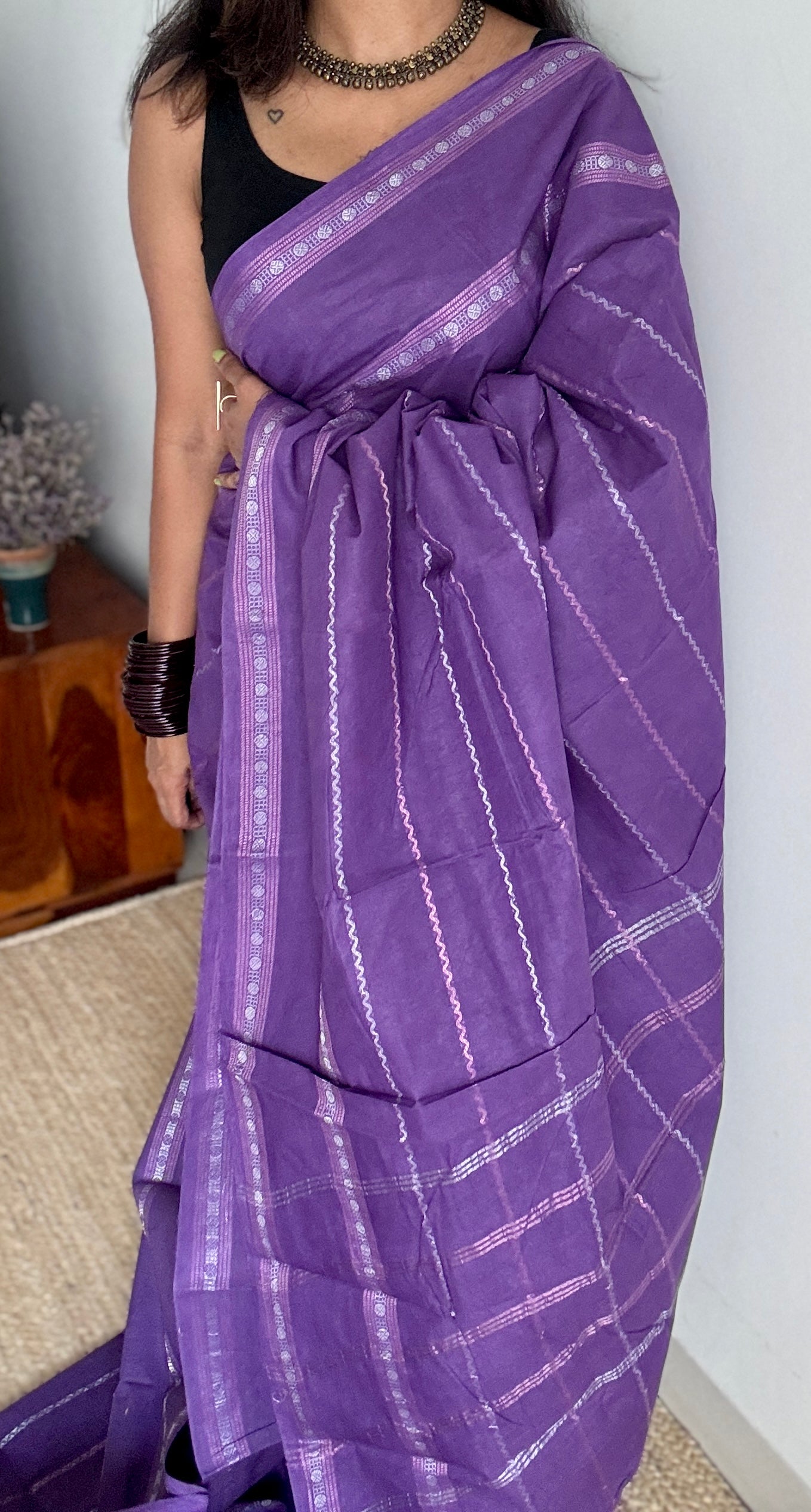 Violet veldhaari and patterned silver zari sungudi