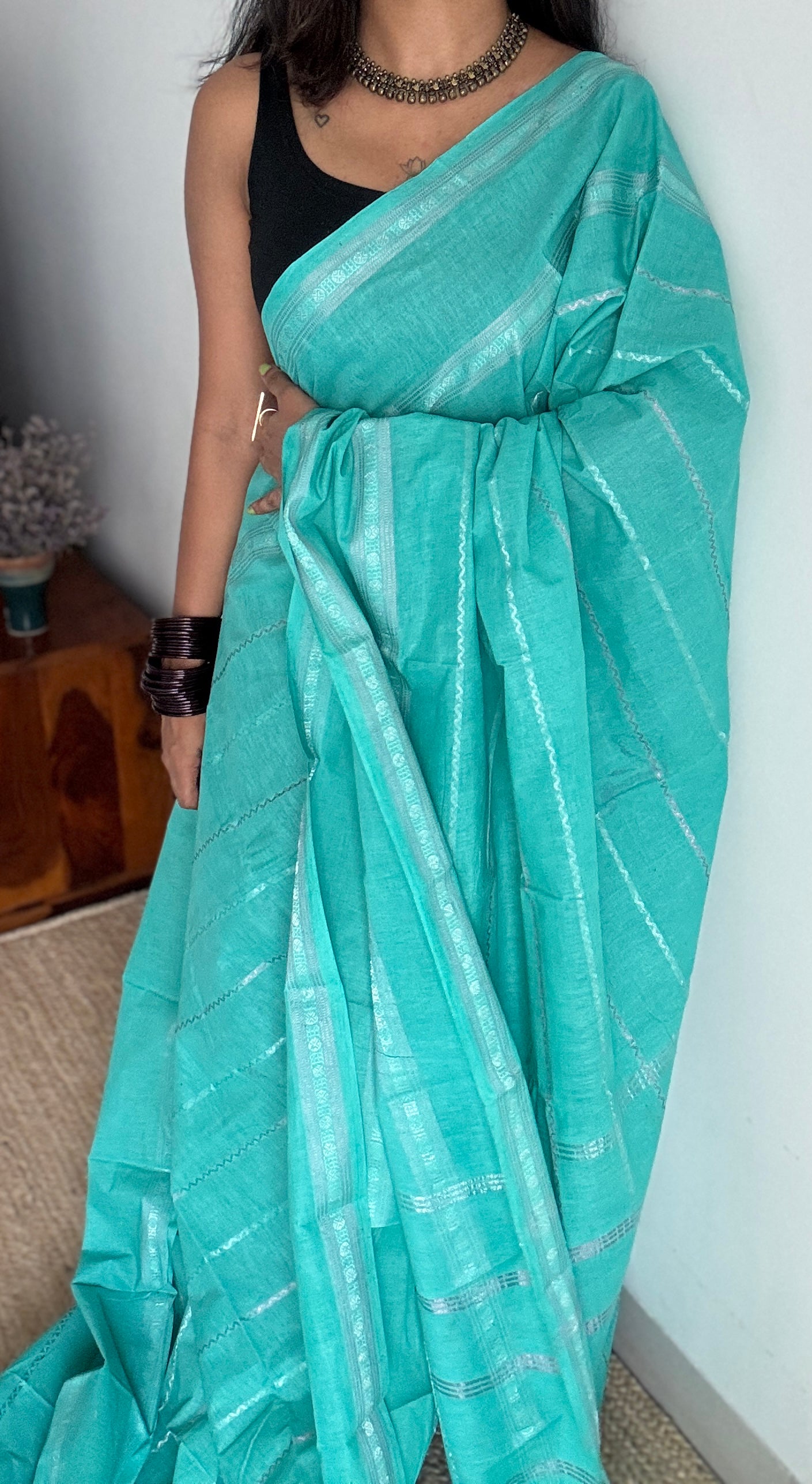 Turquoise veldhaari and patterned silver zari sungudi