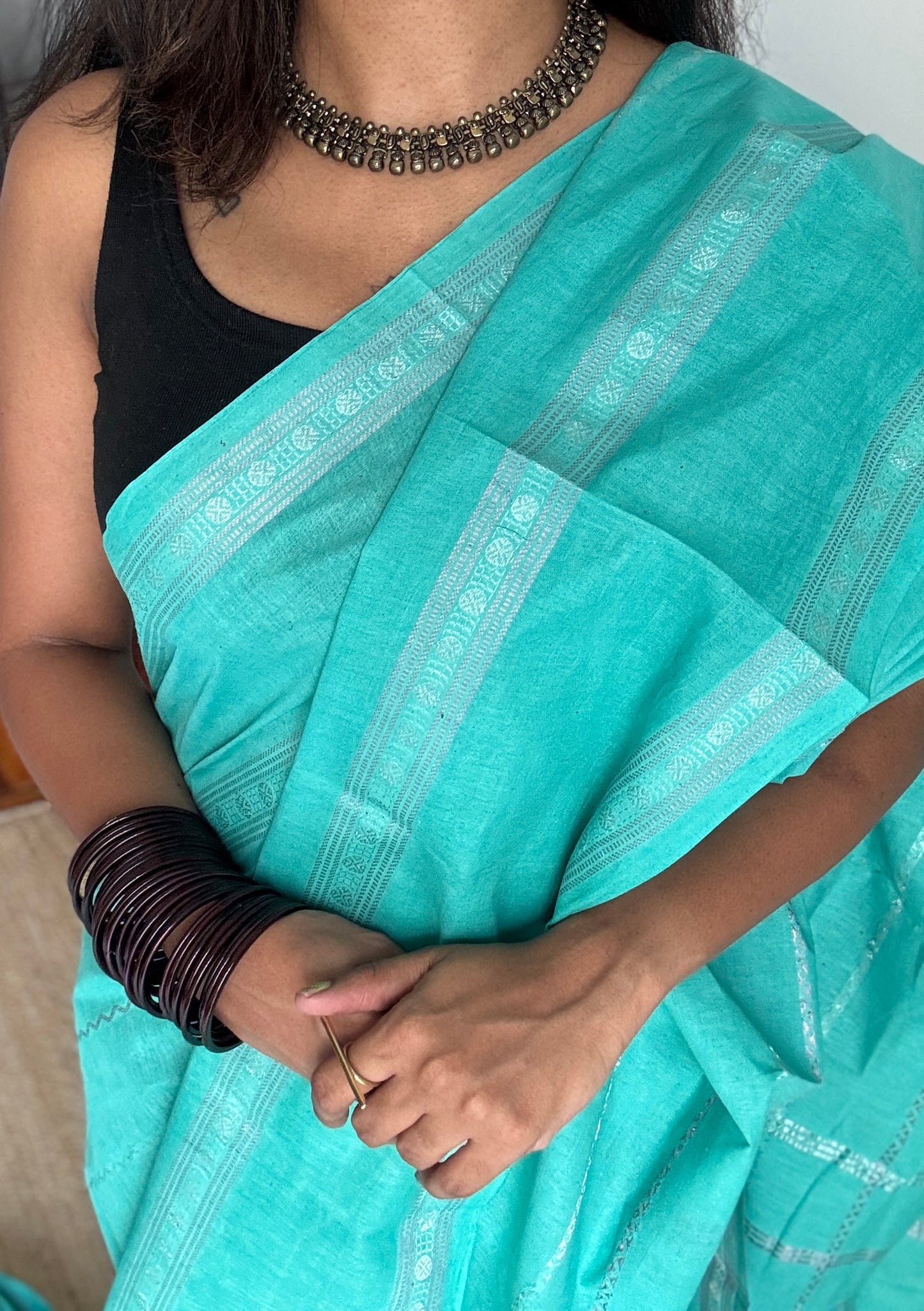 Turquoise veldhaari and patterned silver zari sungudi