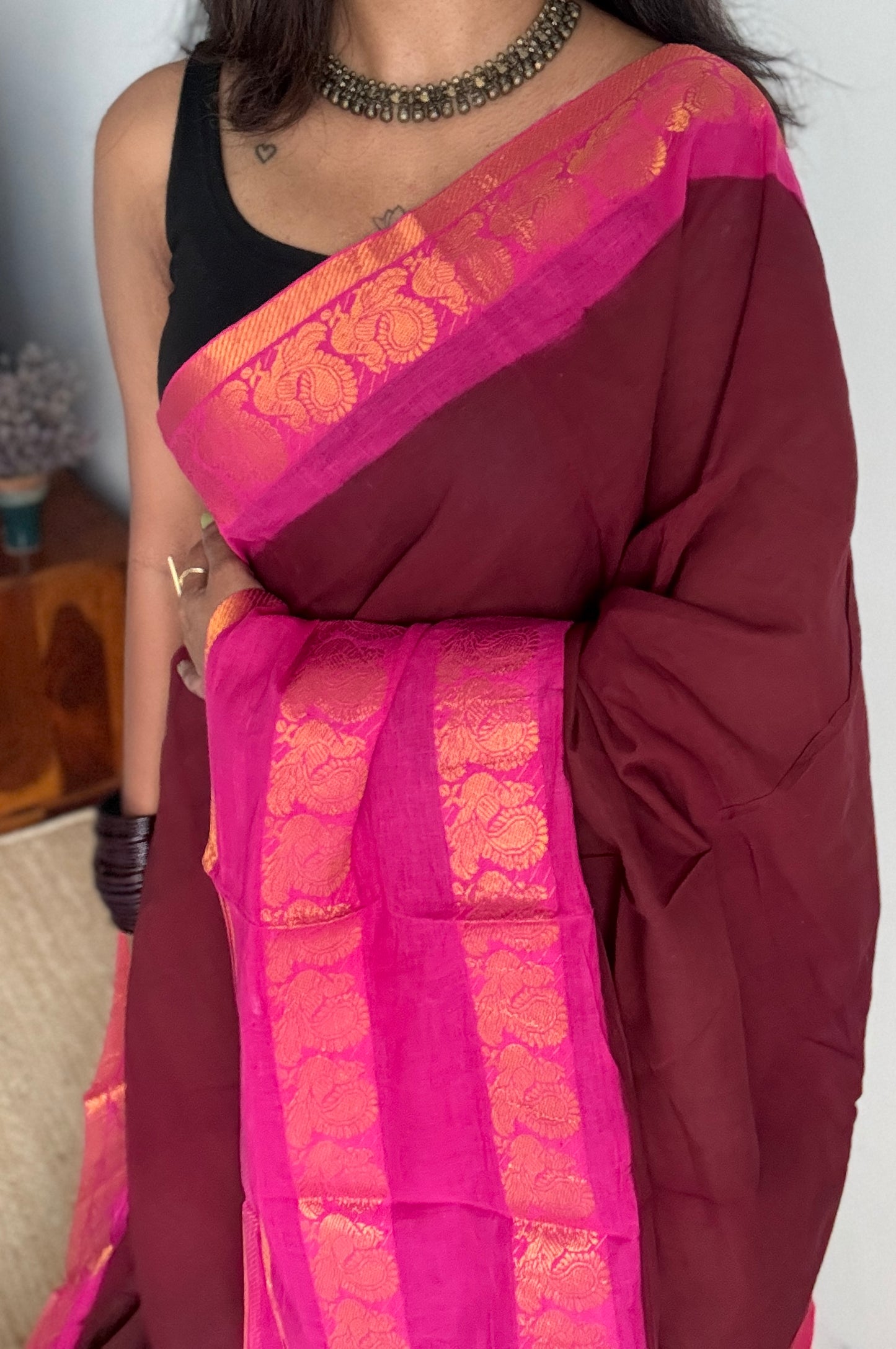 Maroon and pink sungudi with double peacock motif rettai pettu wide border