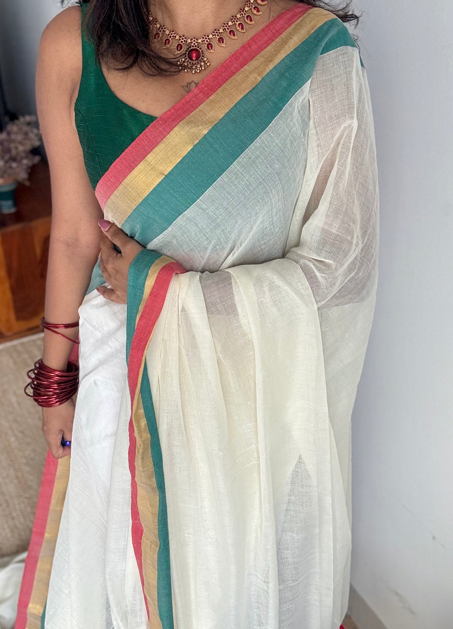 Ivory with red, green & gold border, mul cotton - YCON25BCM31