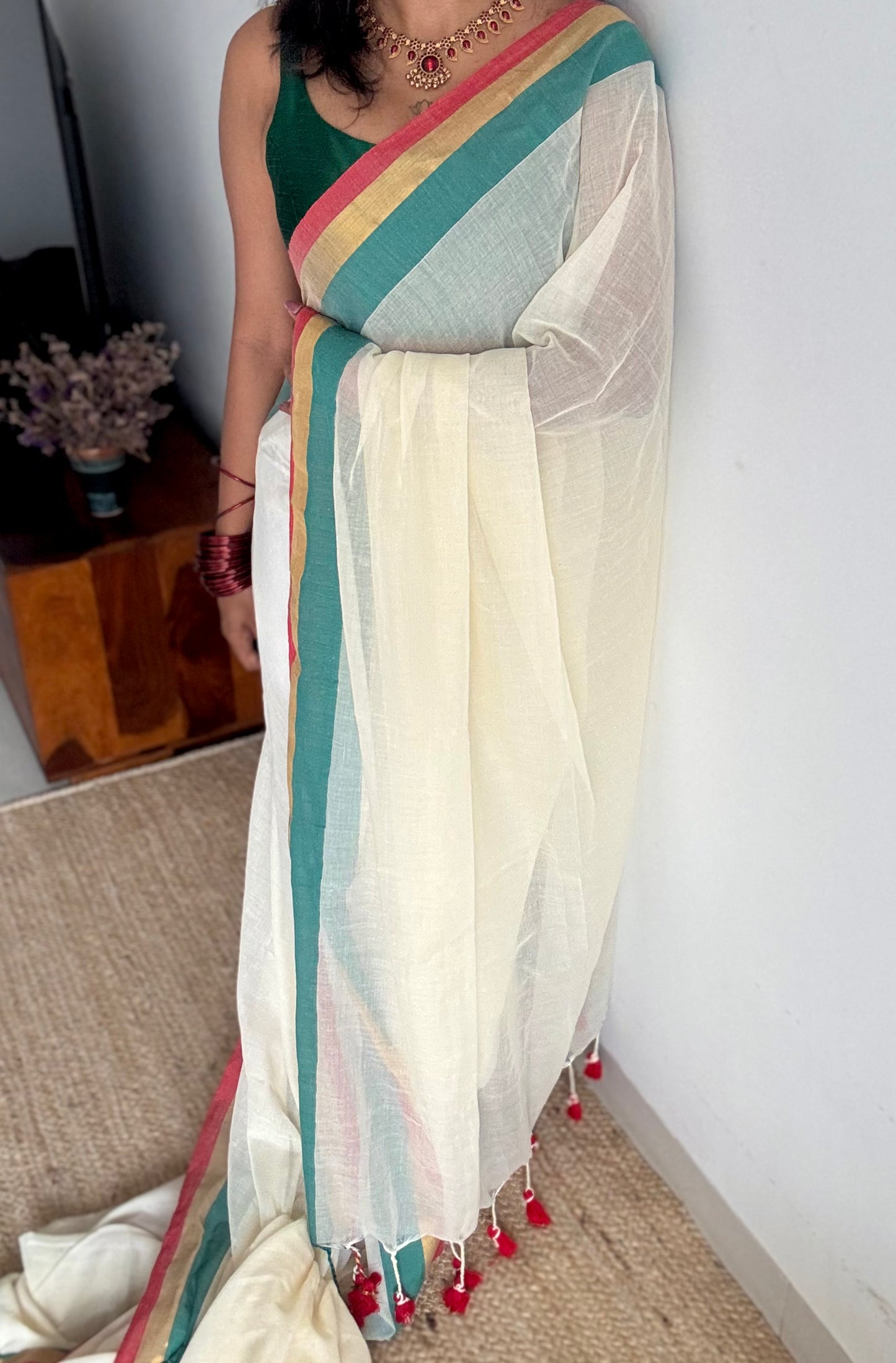 Ivory with red, green & gold border, mul cotton - YCON25BCM31