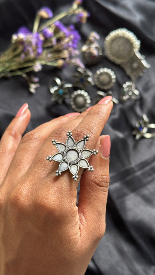 Antique Bloom - Adjustable Floral Ring